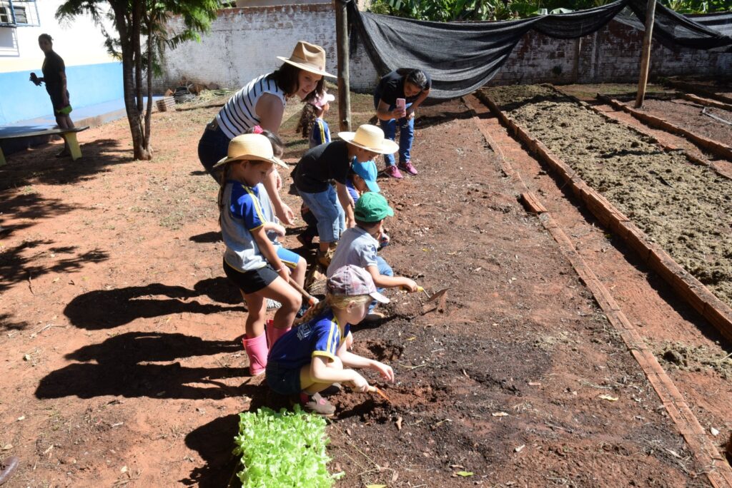 Iguatemi: Projeto ‘Horta na Escola”, desenvolvido pela Itaipu Binacional foi realizado com alunos da educação infantil Sala Arco-Íris Iguatemi: Projeto ‘Horta na Escola”, desenvolvido pela Itaipu Binacional foi realizado com alunos da educação infantil Sala Arco-Íris