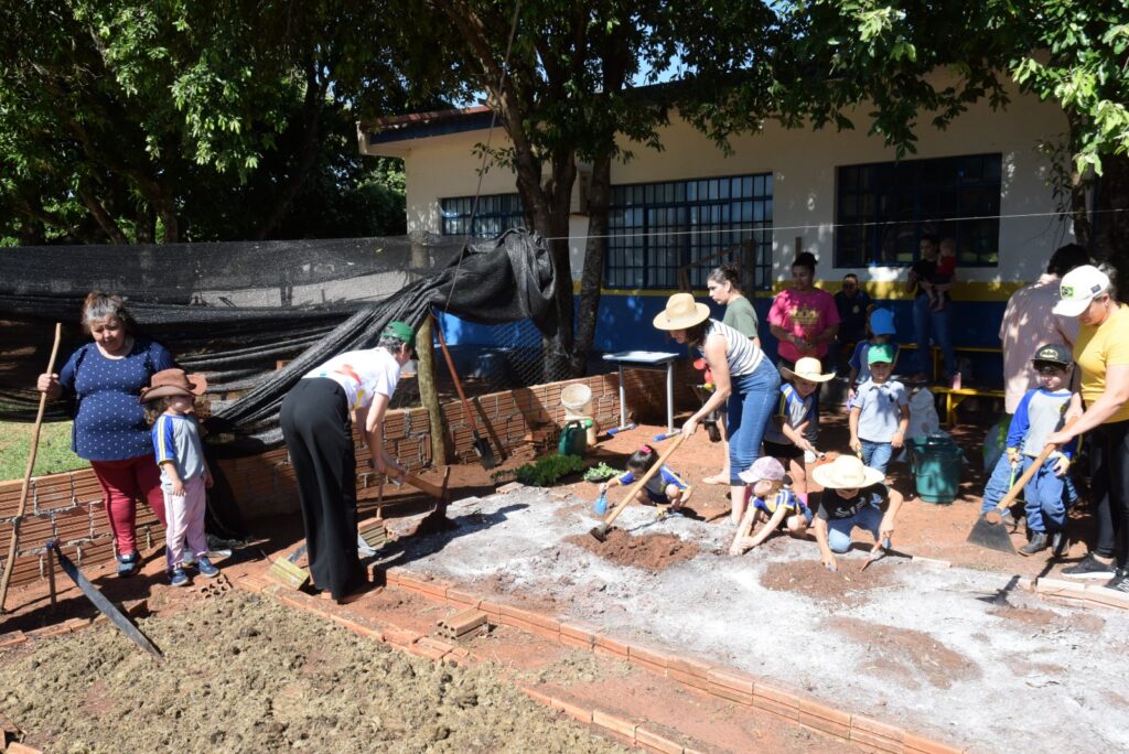 Iguatemi: Projeto ‘Horta na Escola”, desenvolvido pela Itaipu Binacional foi realizado com alunos da educação infantil Sala Arco-Íris Iguatemi: Projeto ‘Horta na Escola”, desenvolvido pela Itaipu Binacional foi realizado com alunos da educação infantil Sala Arco-Íris