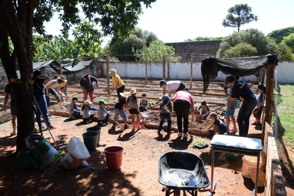 Iguatemi: Projeto ‘Horta na Escola”, desenvolvido pela Itaipu Binacional foi realizado com alunos da educação infantil Sala Arco-Íris Iguatemi: Projeto ‘Horta na Escola”, desenvolvido pela Itaipu Binacional foi realizado com alunos da educação infantil Sala Arco-Íris