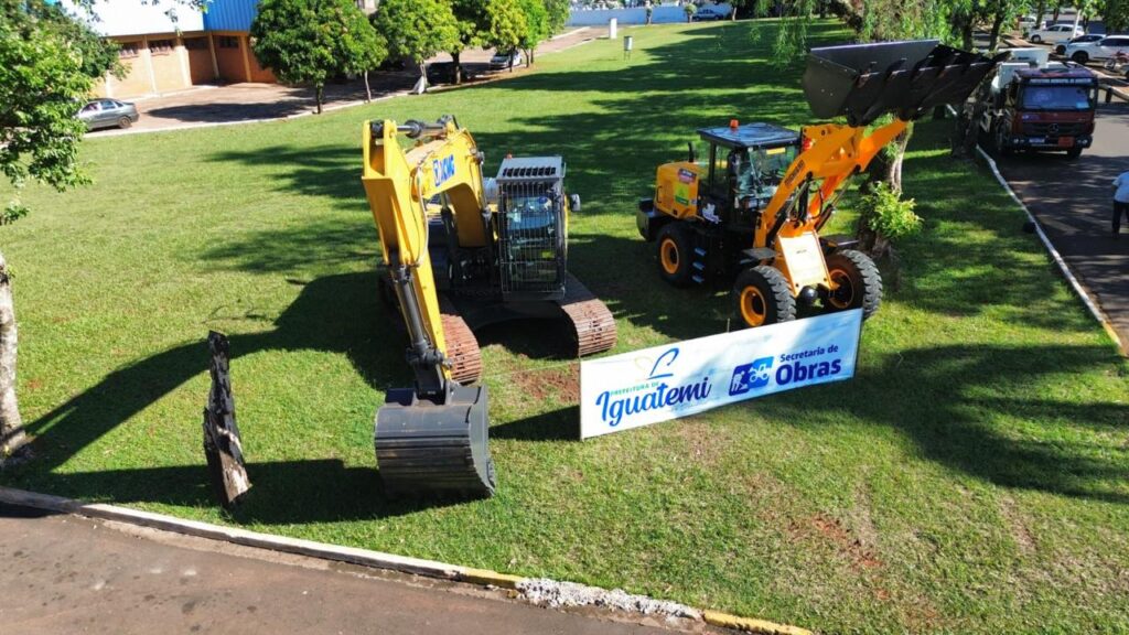 Iguatemi recebe escavadeira hidráulica e pá carregadeira novas para reforçar os serviços da Secretaria de Obras
