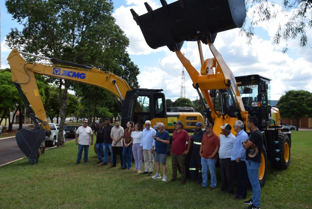 Iguatemi recebe escavadeira hidráulica e pá carregadeira novas para reforçar os serviços da Secretaria de Obras