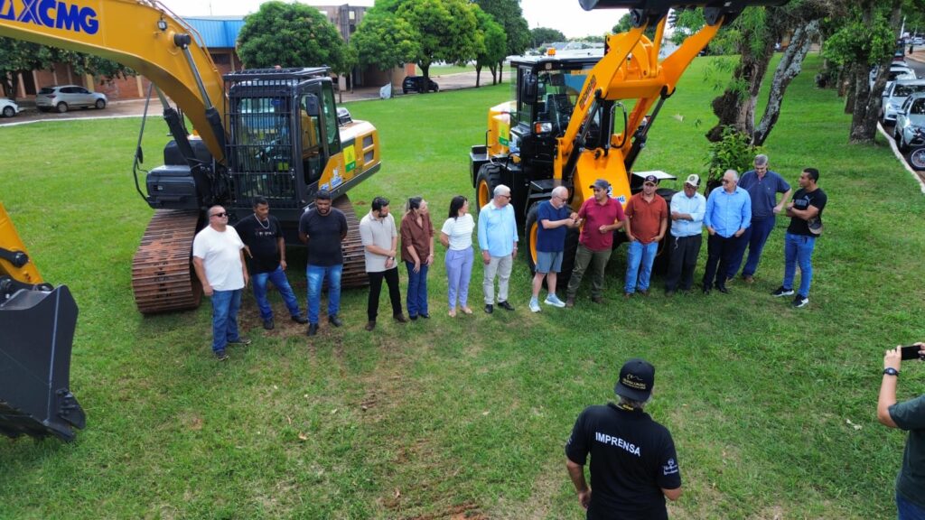 Iguatemi recebe escavadeira hidráulica e pá carregadeira novas para reforçar os serviços da Secretaria de Obras