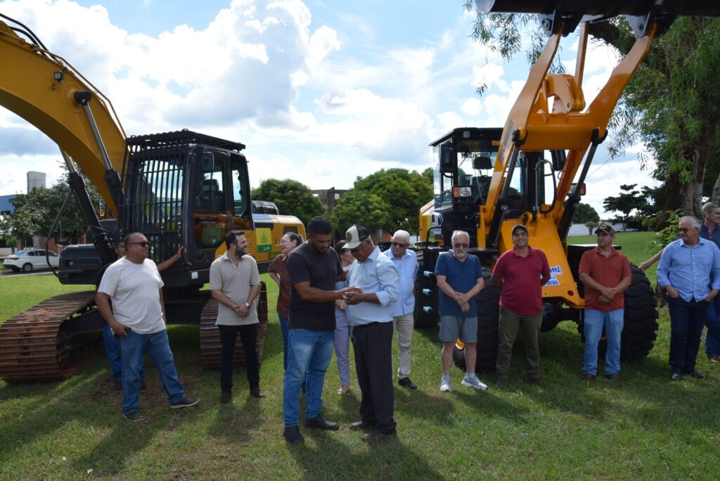 Iguatemi recebe escavadeira hidráulica e pá carregadeira novas para reforçar os serviços da Secretaria de Obras