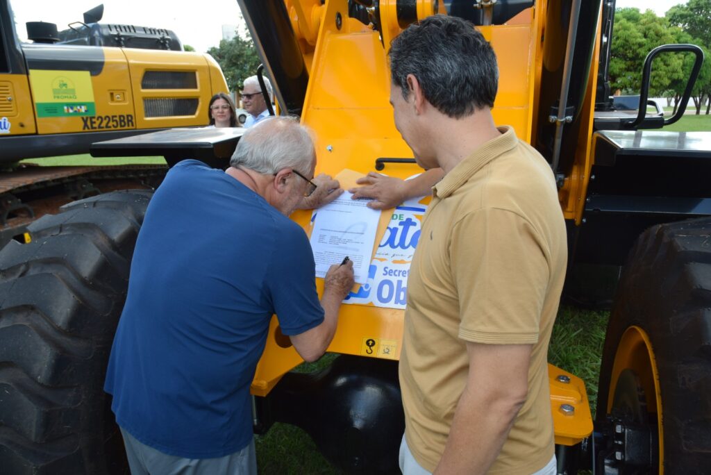 Iguatemi recebe escavadeira hidráulica e pá carregadeira novas para reforçar os serviços da Secretaria de Obras