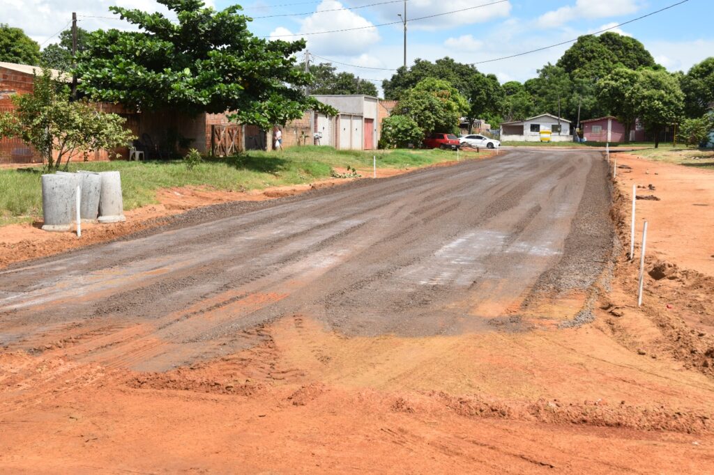 Iguatemi: Obras de pavimentação asfáltica e implantação de drenagem estão em andamento no bairro Vila Nova Esperança