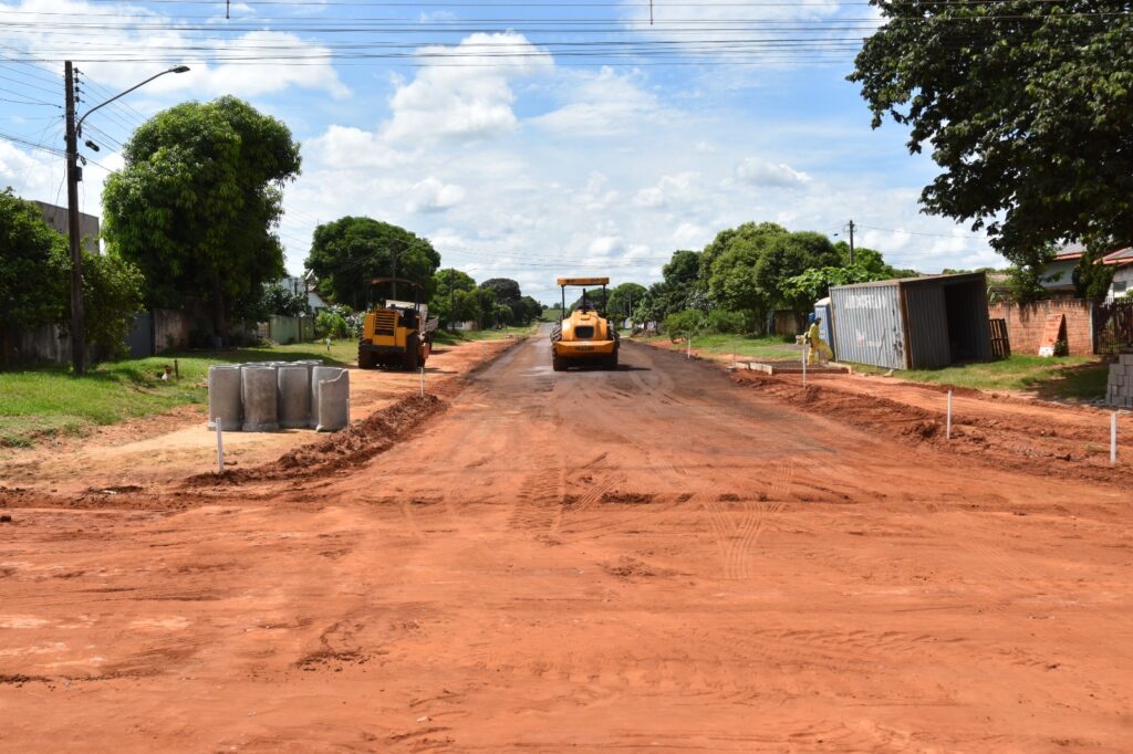 Iguatemi: Obras de pavimentação asfáltica e implantação de drenagem estão em andamento no bairro Vila Nova Esperança