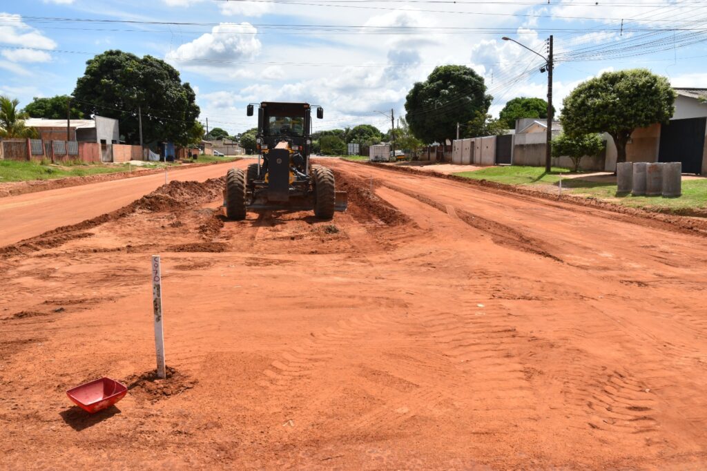 Iguatemi: Obras de pavimentação asfáltica e implantação de drenagem estão em andamento no bairro Vila Nova Esperança
