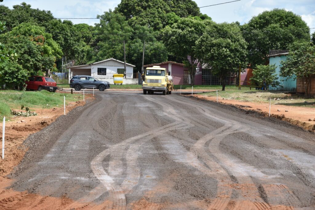 Iguatemi: Obras de pavimentação asfáltica e implantação de drenagem estão em andamento no bairro Vila Nova Esperança