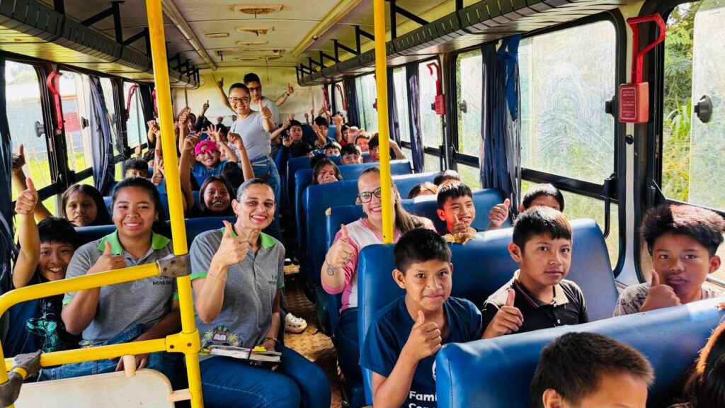 Alunos da Escola Municipal Mitã Rory participam de visita educativa em horta