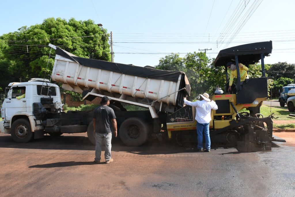 Iguatemi: Prefeito Lídio Ledesma visita obras de pavimentação asfáltica em andamento no bairro Vila Nova Esperança