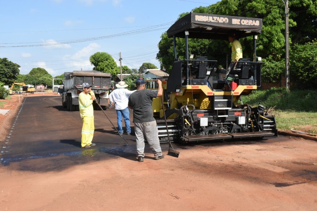 Iguatemi: Prefeito Lídio Ledesma visita obras de pavimentação asfáltica em andamento no bairro Vila Nova Esperança
