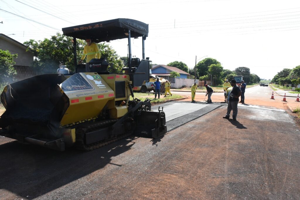 Iguatemi: Prefeito Lídio Ledesma visita obras de pavimentação asfáltica em andamento no bairro Vila Nova Esperança