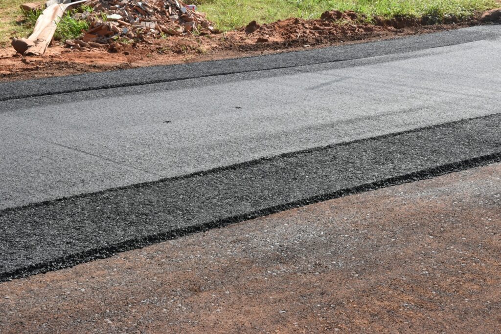 Iguatemi: Prefeito Lídio Ledesma visita obras de pavimentação asfáltica em andamento no bairro Vila Nova Esperança