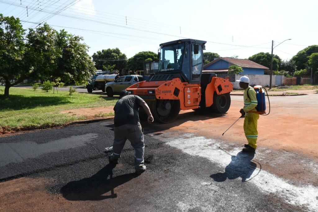Iguatemi: Prefeito Lídio Ledesma visita obras de pavimentação asfáltica em andamento no bairro Vila Nova Esperança