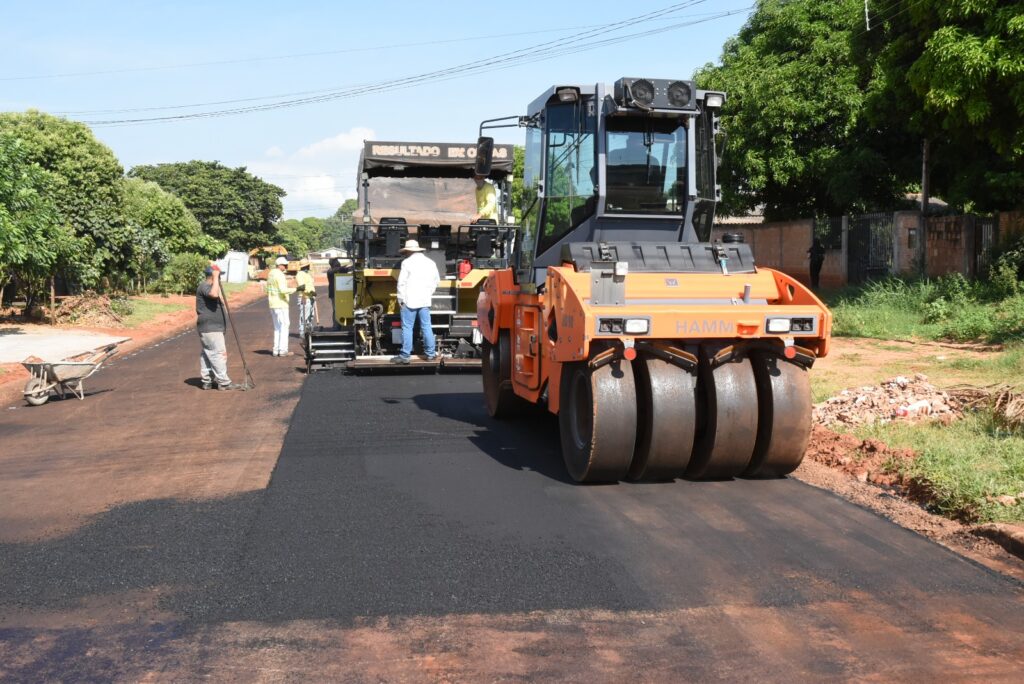 Iguatemi: Prefeito Lídio Ledesma visita obras de pavimentação asfáltica em andamento no bairro Vila Nova Esperança