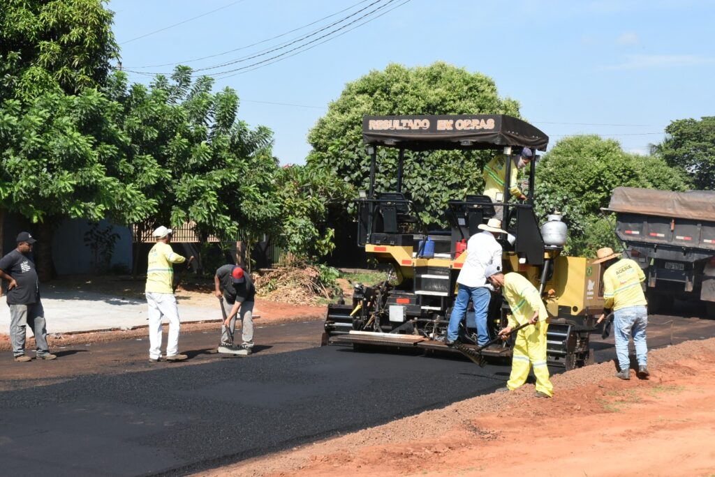 Iguatemi: Prefeito Lídio Ledesma visita obras de pavimentação asfáltica em andamento no bairro Vila Nova Esperança
