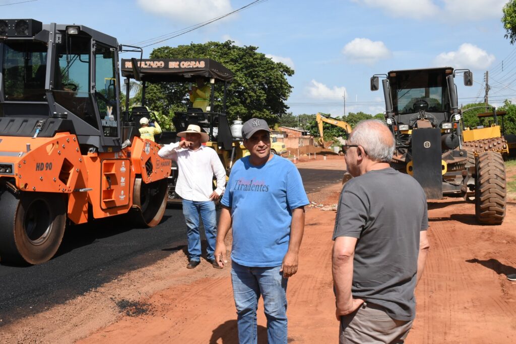 Iguatemi: Prefeito Lídio Ledesma visita obras de pavimentação asfáltica em andamento no bairro Vila Nova Esperança