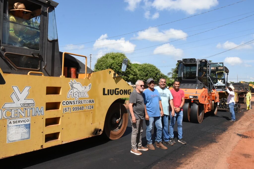 Iguatemi: Prefeito Lídio Ledesma visita obras de pavimentação asfáltica em andamento no bairro Vila Nova Esperança