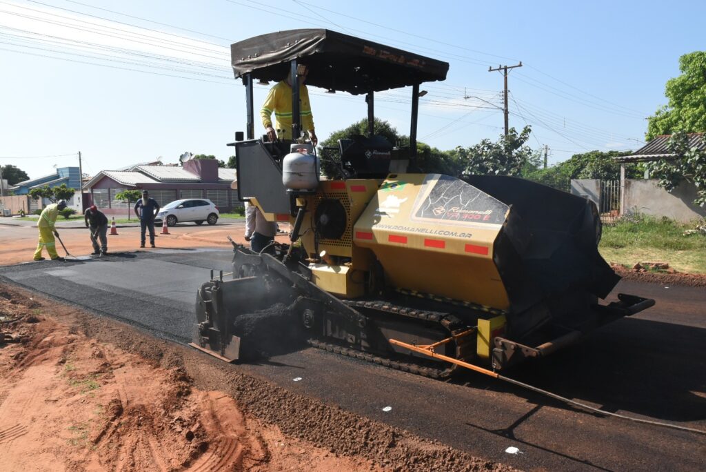 Iguatemi: Prefeito Lídio Ledesma visita obras de pavimentação asfáltica em andamento no bairro Vila Nova Esperança