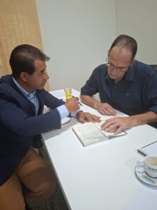 Escritor caarapoense Vaner Matos apresenta obra “O Rapto” à coordenação do curso de Direito da Unigran