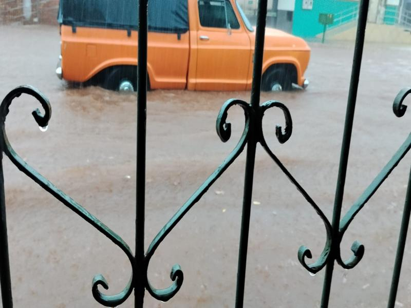 Temporal em Maracaju: Chuva de 120mm em uma hora submerge ruas, avenidas e destrói bens de famílias