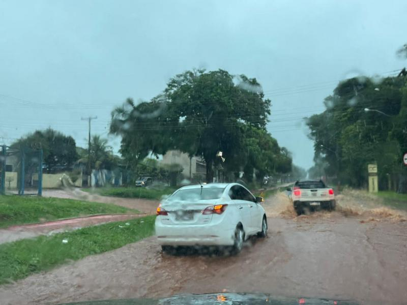 Temporal em Maracaju: Chuva de 120mm em uma hora submerge ruas, avenidas e destrói bens de famílias