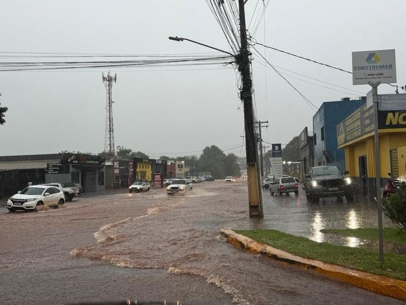 Temporal em Maracaju: Chuva de 120mm em uma hora submerge ruas, avenidas e destrói bens de famílias