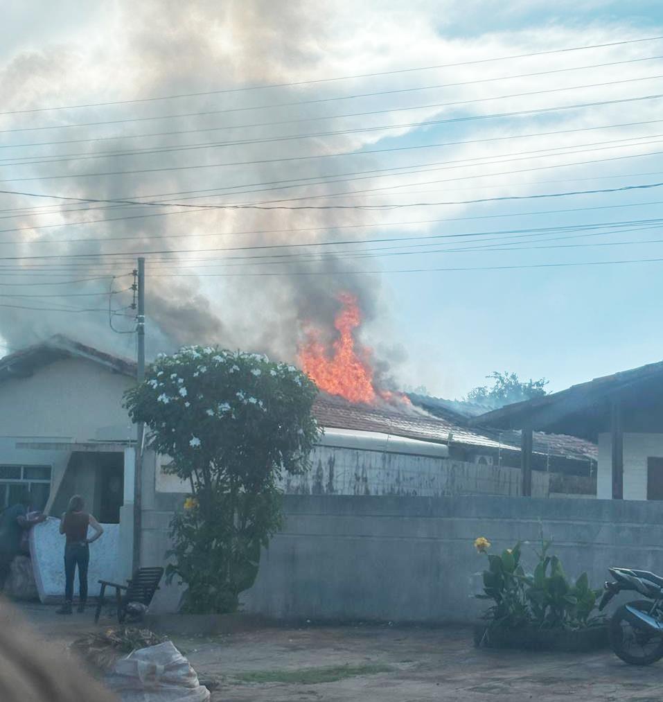Bombeiros controlam fogo em residência na Vila Graziela em Amambai