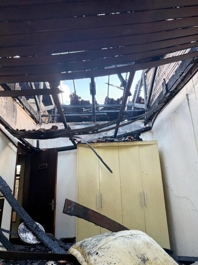 Bombeiros controlam fogo em residência na Vila Graziela em Amambai