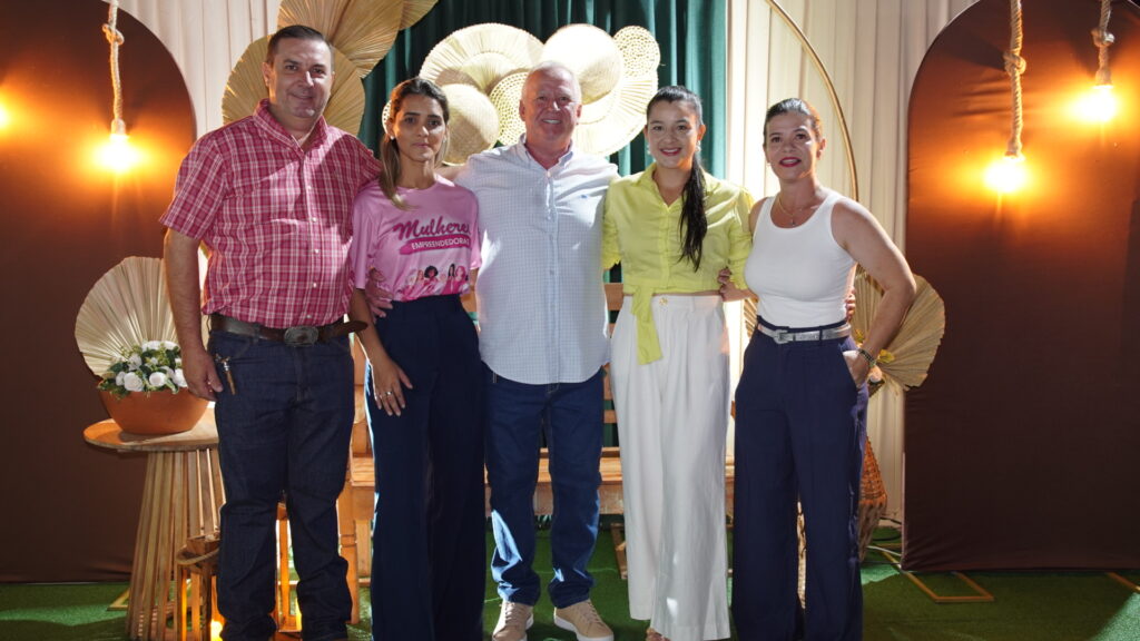 Prefeitura de Juti inaugura Feira do Produtor e entrega trator agrícola para fortalecimento da agricultura familiar Prefeitura de Juti inaugura Feira do Produtor e entrega trator agrícola para fortalecimento da agricultura familiar