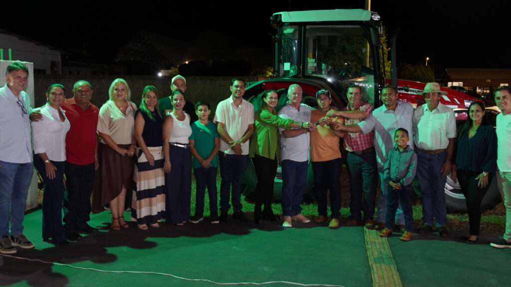 Prefeitura de Juti inaugura Feira do Produtor e entrega trator agrícola para fortalecimento da agricultura familiar Prefeitura de Juti inaugura Feira do Produtor e entrega trator agrícola para fortalecimento da agricultura familiar