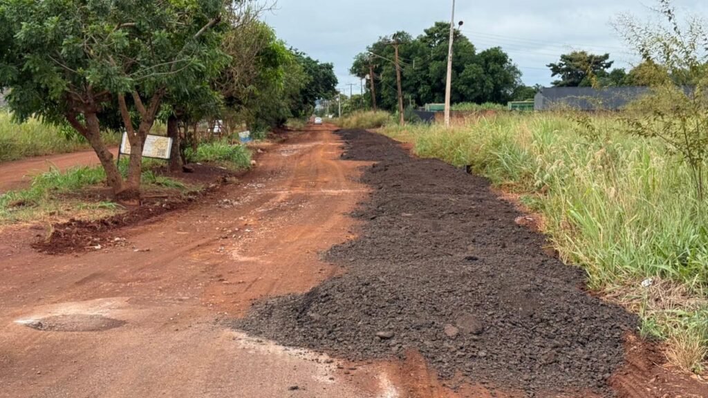 “É um momento histórico para as sitiocas”, diz moradora sobre início da aplicação de fresado nas Sitiocas Ouro Fino e Alvorada, em Dourados