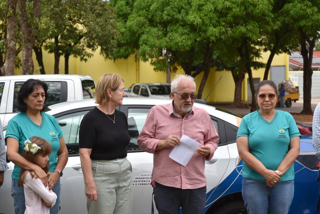 Prefeito Lídio Ledesma participa da entrega de um veículo 0 km da marca Ônix para a APAE de Iguatemi Prefeito Lídio Ledesma participa da entrega de um veículo 0 km da marca Ônix para a APAE de Iguatemi