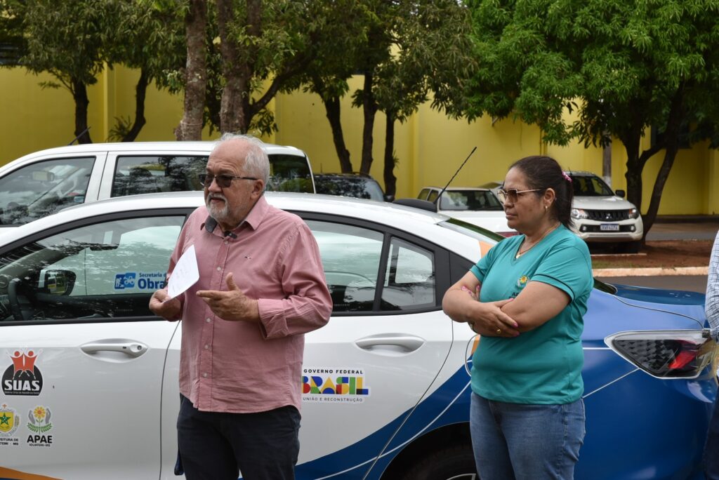 Prefeito Lídio Ledesma participa da entrega de um veículo 0 km da marca Ônix para a APAE de Iguatemi Prefeito Lídio Ledesma participa da entrega de um veículo 0 km da marca Ônix para a APAE de Iguatemi