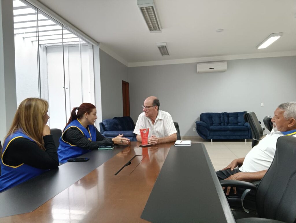 Lions Clube Amambai Crepúsculo homenageia prefeito Sérgio Barbosa e firma nova parceria para ações sociais