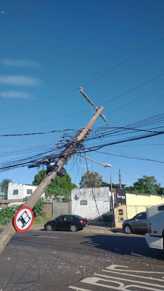 Alerta: balanço mostra que motoristas do MS já derrubaram 3x mais postes do que em 2025