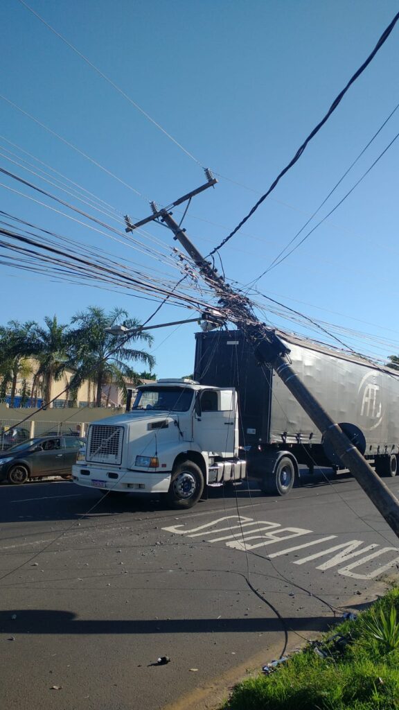 Alerta: balanço mostra que motoristas do MS já derrubaram 3x mais postes do que em 2025