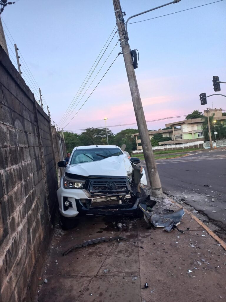 Alerta: balanço mostra que motoristas do MS já derrubaram 3x mais postes do que em 2025