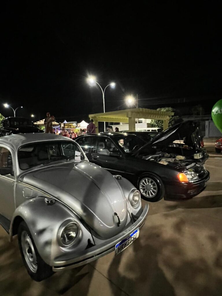 Encontro de carros antigos transforma Praça São José em ponto de cultura e lazer em Amambai