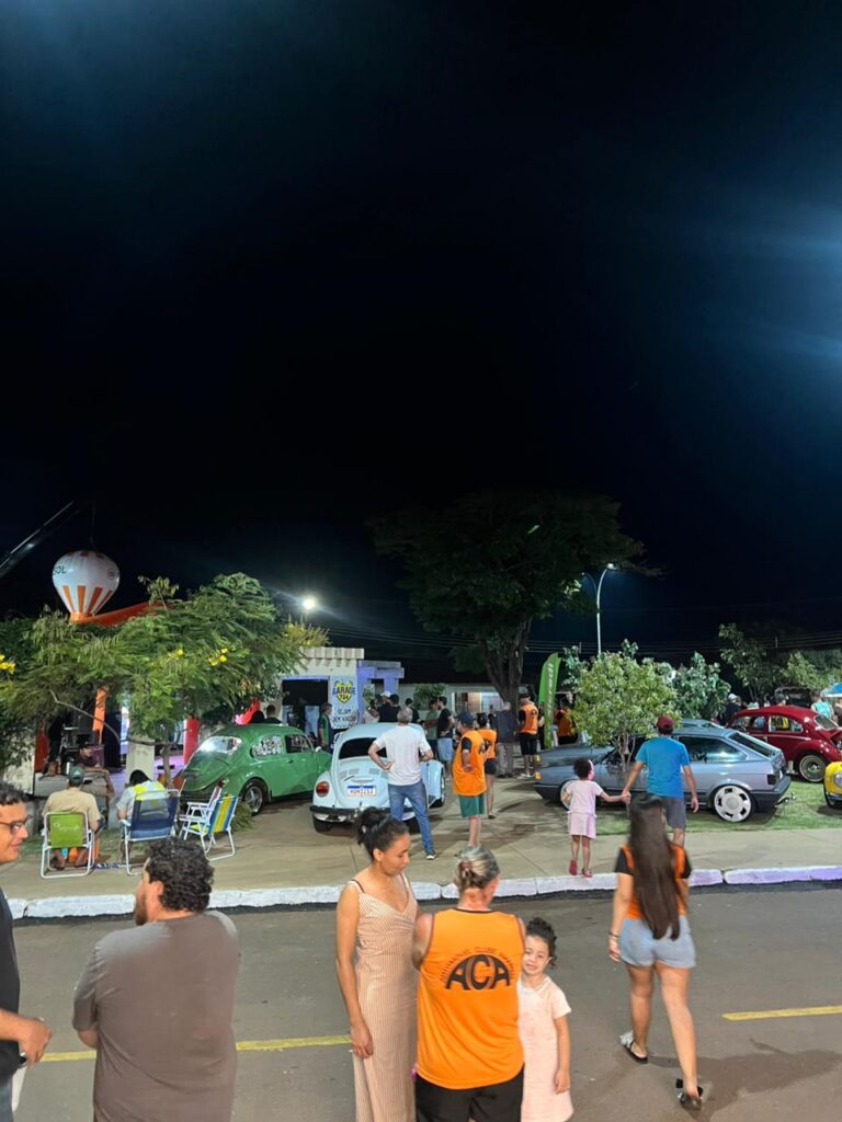 Encontro de carros antigos transforma Praça São José em ponto de cultura e lazer em Amambai