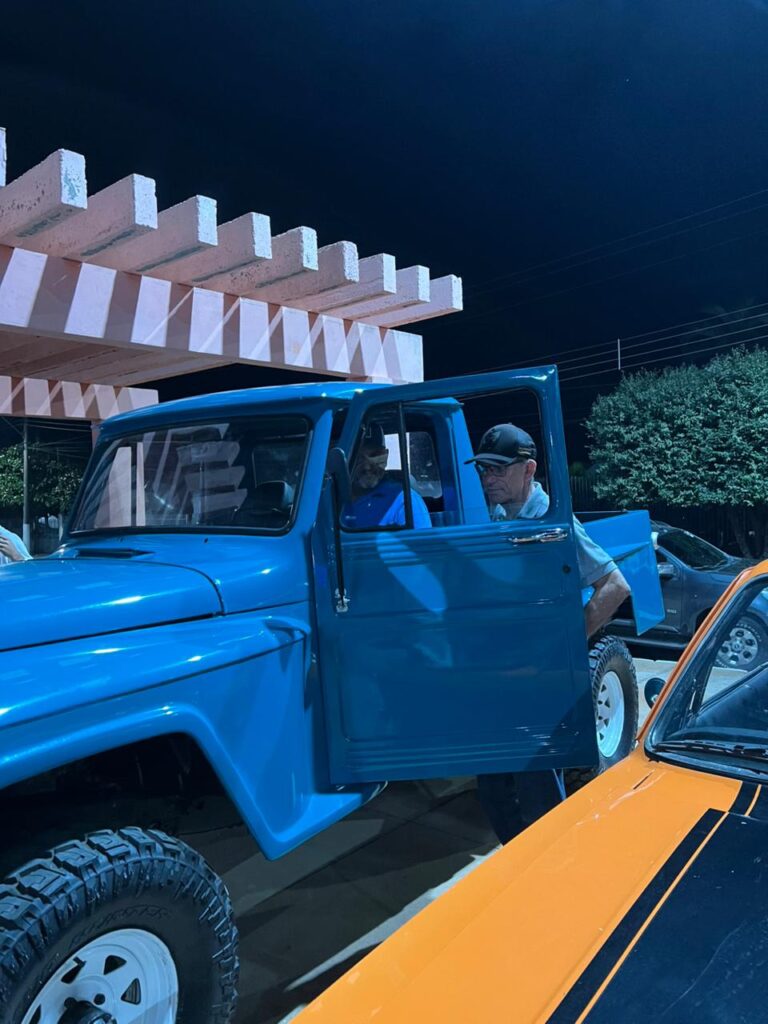 Encontro de carros antigos transforma Praça São José em ponto de cultura e lazer em Amambai