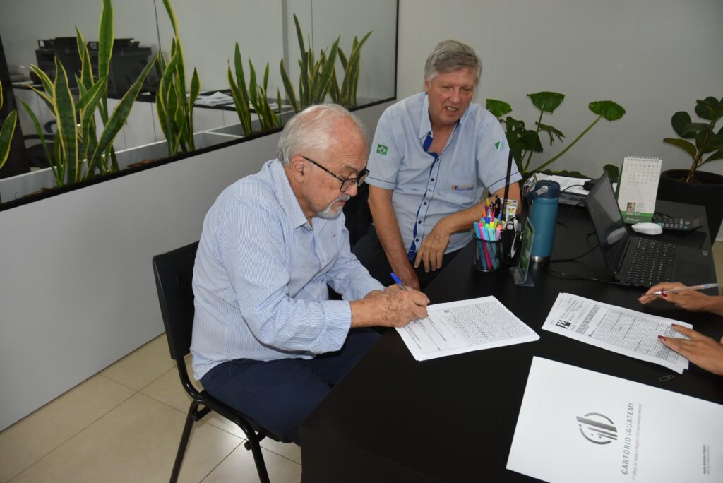 Iguatemi: Prefeito Lídio Ledesma e proprietário do Agroindustrial, Mauro Sérgio Domigues, assinam termo de doação de área de 3 ha e 331 m²