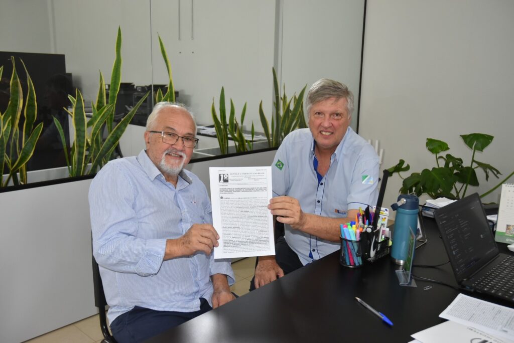 Iguatemi: Prefeito Lídio Ledesma e proprietário do Agroindustrial, Mauro Sérgio Domigues, assinam termo de doação de área de 3 ha e 331 m²