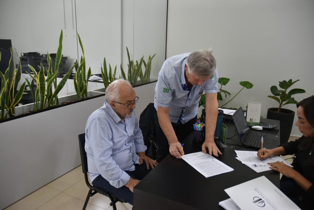 Iguatemi: Prefeito Lídio Ledesma e proprietário do Agroindustrial, Mauro Sérgio Domigues, assinam termo de doação de área de 3 ha e 331 m²