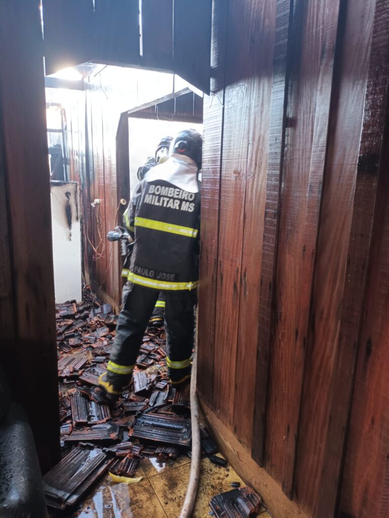 Corpo de Bombeiros controlam incêndio à residência em Amambai