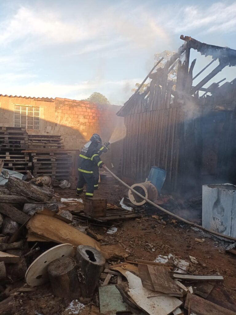 Corpo de Bombeiros controlam incêndio à residência em Amambai