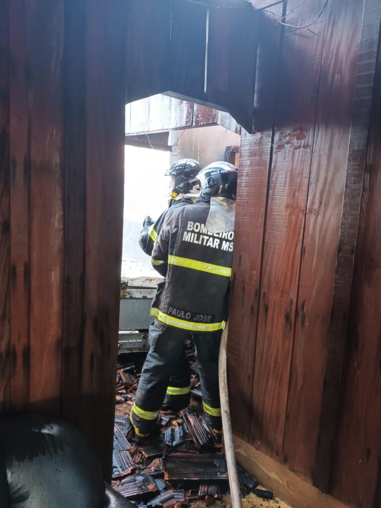 Corpo de Bombeiros controlam incêndio à residência em Amambai