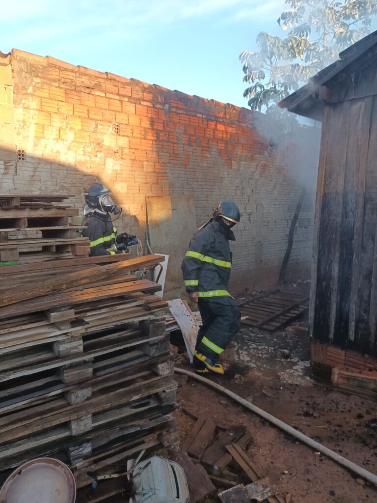 Corpo de Bombeiros controlam incêndio à residência em Amambai