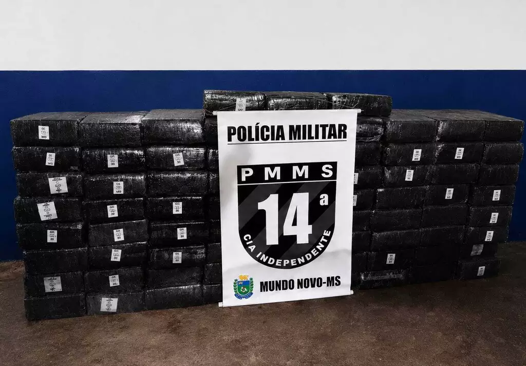 Suspeito foge a pé após capotar carro com mais de 1,5 tonelada de maconha Suspeito foge a pé após capotar carro com mais de 1,5 tonelada de maconha em Mundo Novo