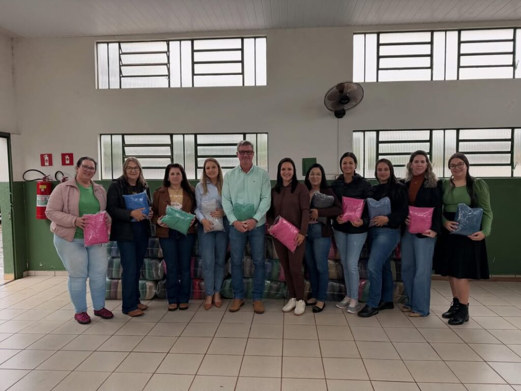 Prefeitura de Sete Quedas entrega 750 cobertores para famílias do município Prefeitura de Sete Quedas entrega 750 cobertores para famílias do município